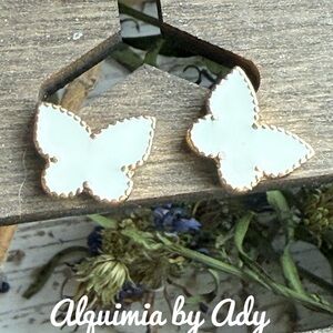 Butterfly Studs – White Enamel con Postes de Plata 925